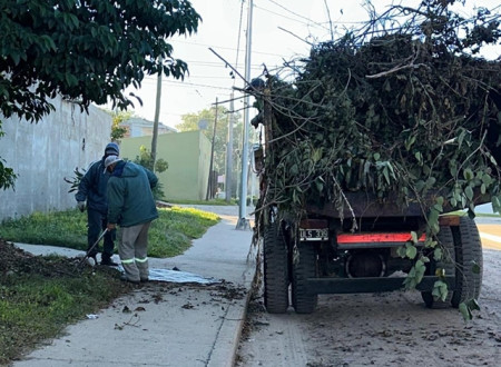Desde temprano continúan los trabajos de limpieza en la ciudad 